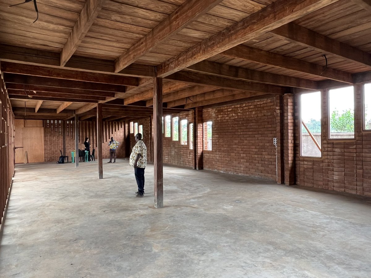 vicenteguallart's tweet photo. Estos días estoy en Camerún terminando  una Escuela Infantil en Yaoudé para @MHSFNazaret . Es una estructura de madera local (azobe) con fachada de muros de ladrillo de tierra compactada para construir el #Africanflow https://t.co/Dg0z4H7nNn