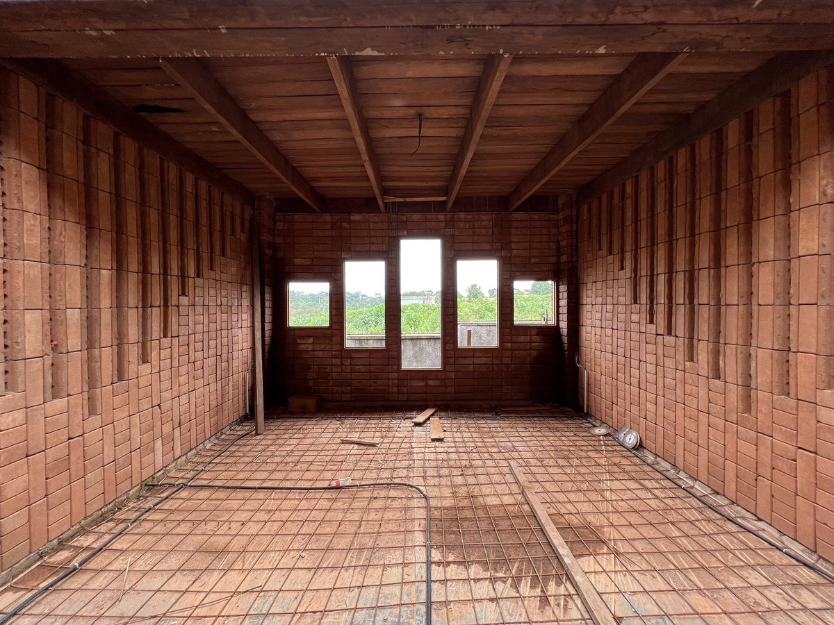 vicenteguallart's tweet photo. Estos días estoy en Camerún terminando  una Escuela Infantil en Yaoudé para @MHSFNazaret . Es una estructura de madera local (azobe) con fachada de muros de ladrillo de tierra compactada para construir el #Africanflow https://t.co/Dg0z4H7nNn