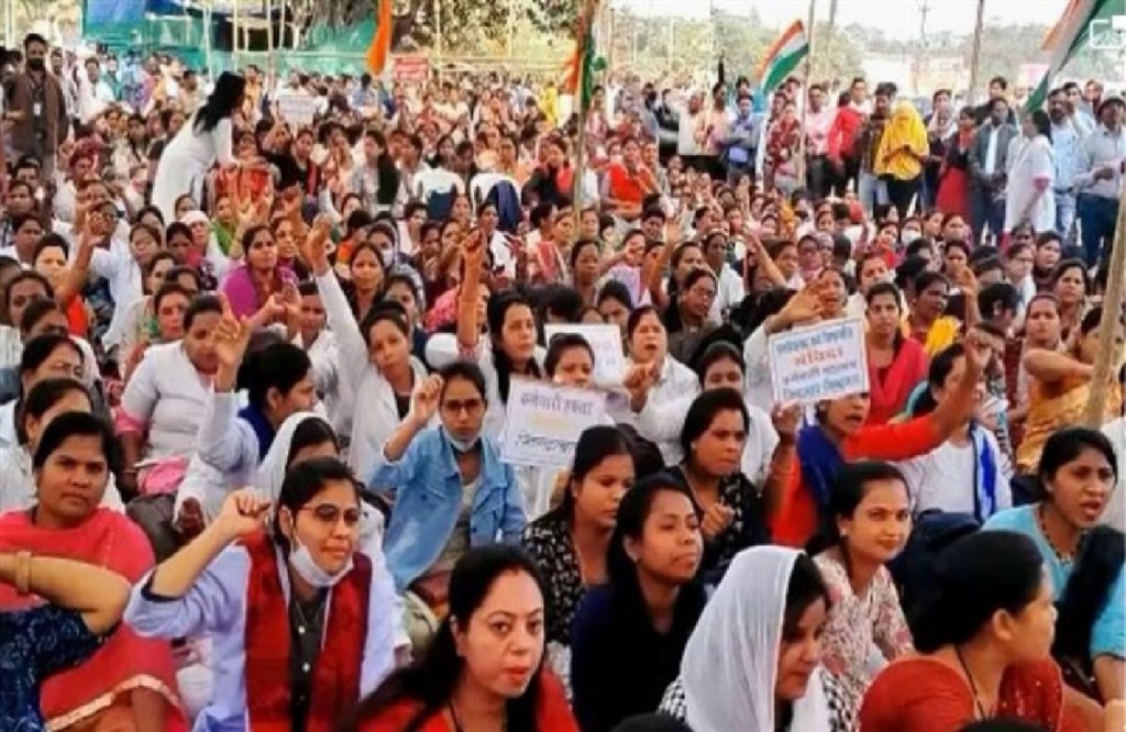 संविदाकर्मचारियों ने विधायक शैलेष पांडेय के कार्यालय का किया घेराव, नियमितीकरण की मांग को लेकर कर रहे प्रदर्शन

@shailesh30cvru | <a href="/INCChhattisgarh/">INC Chhattisgarh</a> | <a href="/cgsvskm/">छ.ग. सर्व विभागीय संविदा कर्मचारी महासंघ (CGSVSKM)</a> | <a href="/SanvidaMisana/">छ.ग.सर्व विभागीय संविदा कर्म.महासंघ</a> | #cgsanvidaniymitikaran | #संविदा_नियमितीकरण_आंदोलन | #Chhattisgarh 

ibc24.in/chhattisgarh/b…