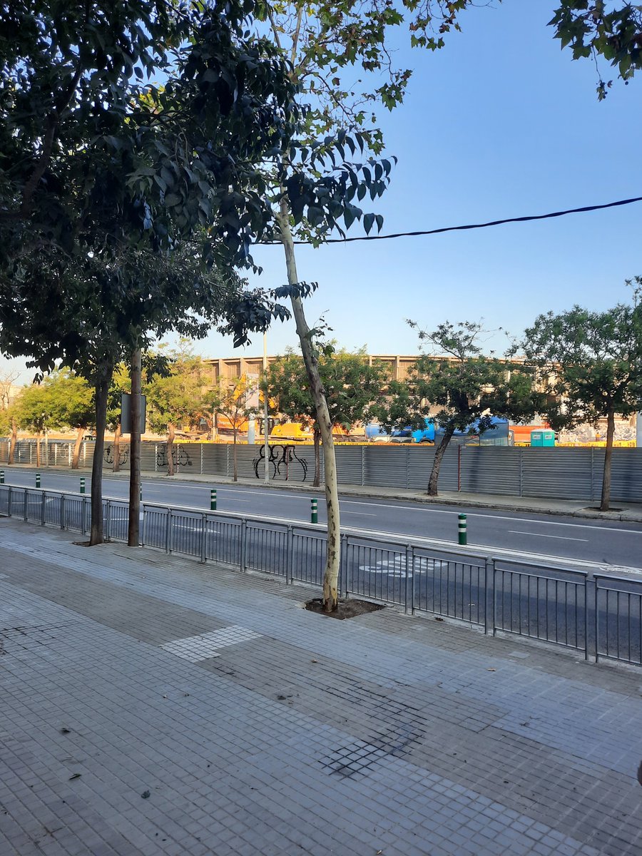 Nova visita en ruta de carrera al Nou Camp. Ni rastre de les segona i tercera graderia del LATERAL (on seiem el pare i jo). I bona part del GOL NORD també ha deseperagut. Van força ràpid