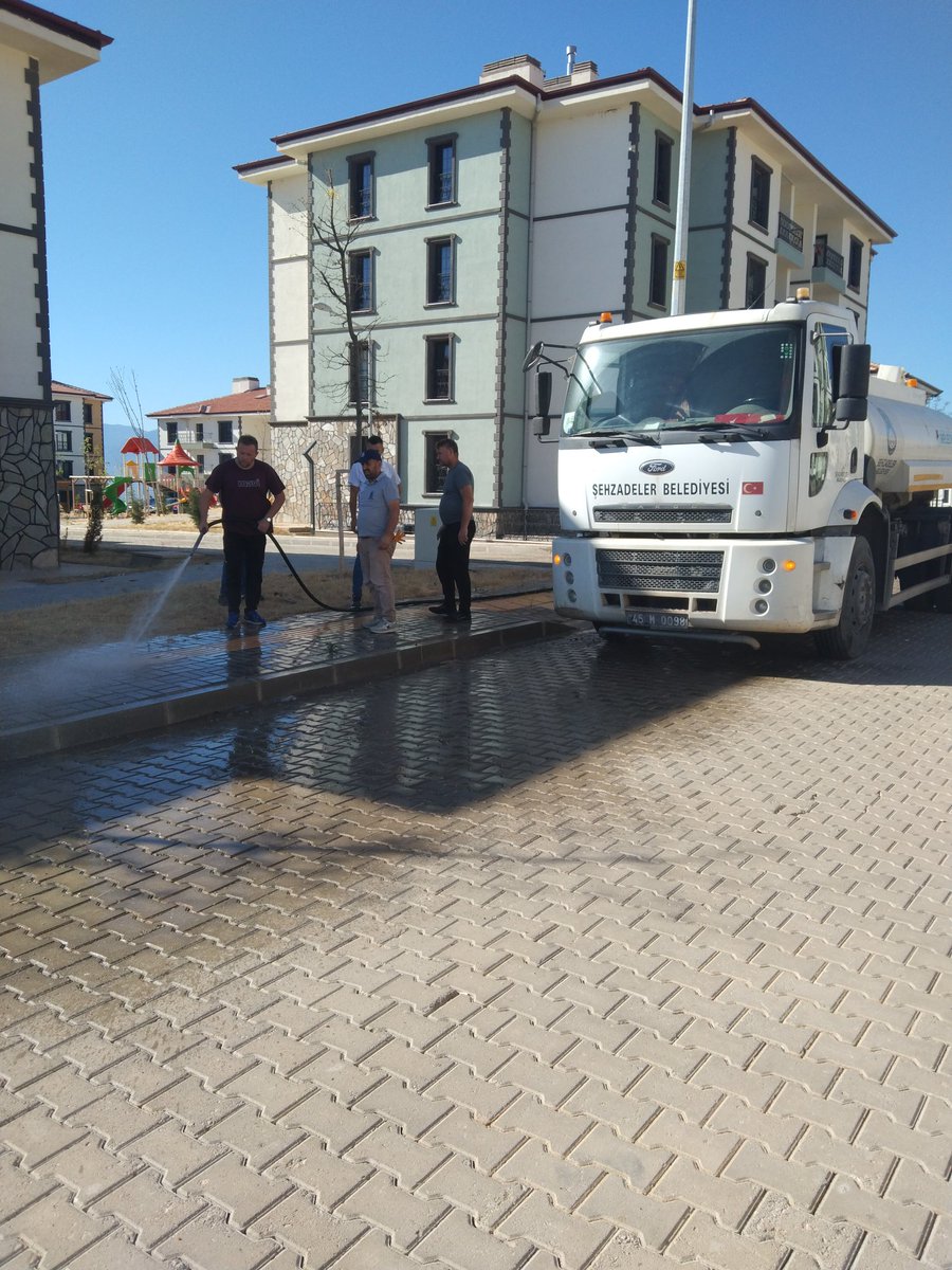 manisasehz9784's tweet photo. Belediyemizin temizlik işleri ile görüşülerek gelen ekipler tarafından sitemizin blok girişleri ve  cami avlusu yıkandı ☘️ https://t.co/loq3tGBZX7
