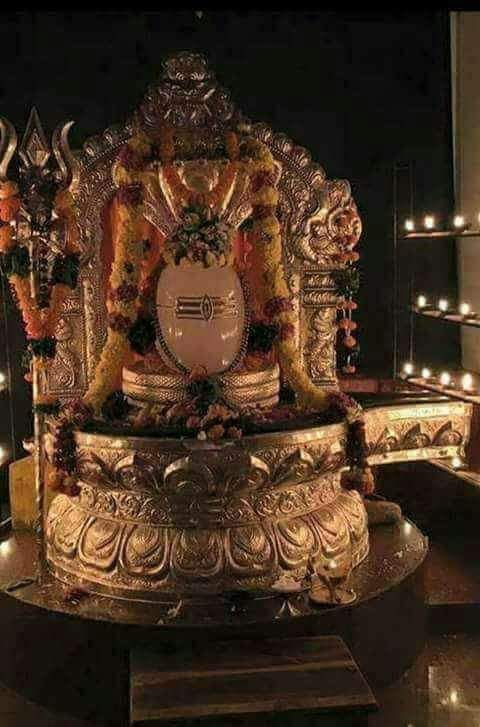 SrBachchan's tweet image. T 4722 - ओम नमः शिवाय  !!! 🚩
ये चित्र, पशुपति नाथ के शिव मंदिर का  !! ऐसा मुझे किस्सी ने भेजा, पता नहीं ये सही है या नहीं, क्योंकि पशुपतिनाथ मंदिर के प्रांगण में तस्वीर लेना बहुत कठिन है  । 

Net पे जो तस्वीर और वीडियो मिला है वो अलग है  ।।