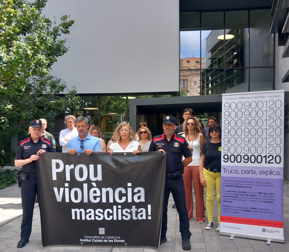Ahir un cop més, minut de silenci pel nou feminicidi de Girona.
Prou violència contra les dones!
#prouviolènciesmasclistes 
#niunamenys
<a href="/terresebre/">comte no operatiu</a> 
<a href="/igualtatcat/">Igualtat i Feminisme</a>