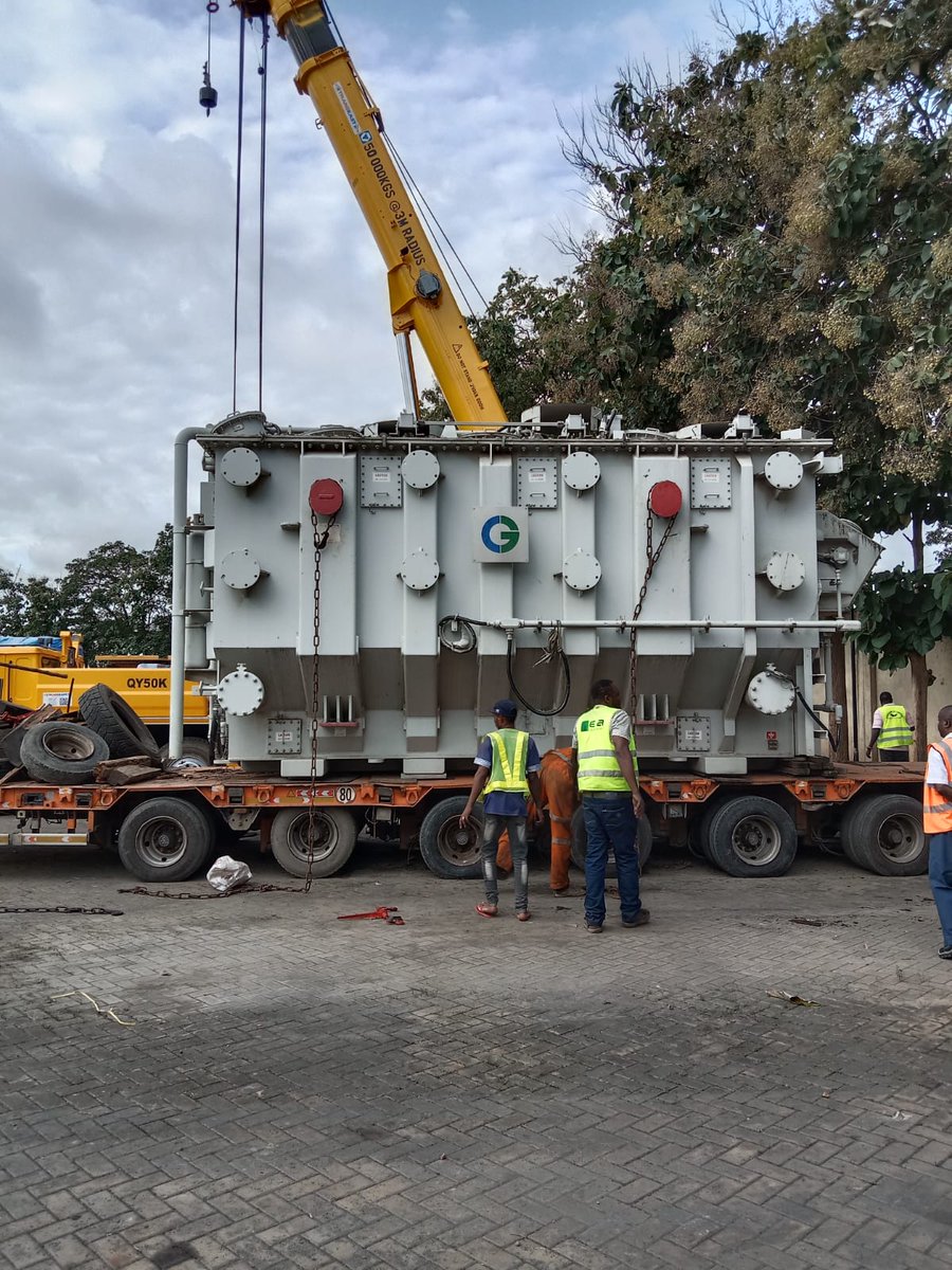 KETRACO1's tweet photo. The 220/132kV 90MVA transformer for Kitale Substation weighs 70 tons while 220/33kV 23MVA transformer for Ortum substation weighs 40 tons.
#BringingTOKTransformersHome #BringingPowerHome #GoingToOrtum #GoingToKitale #KETRACOProjects #TOK #Transformers #ReliablePower #StablePower https://t.co/vx0iUc5cdm