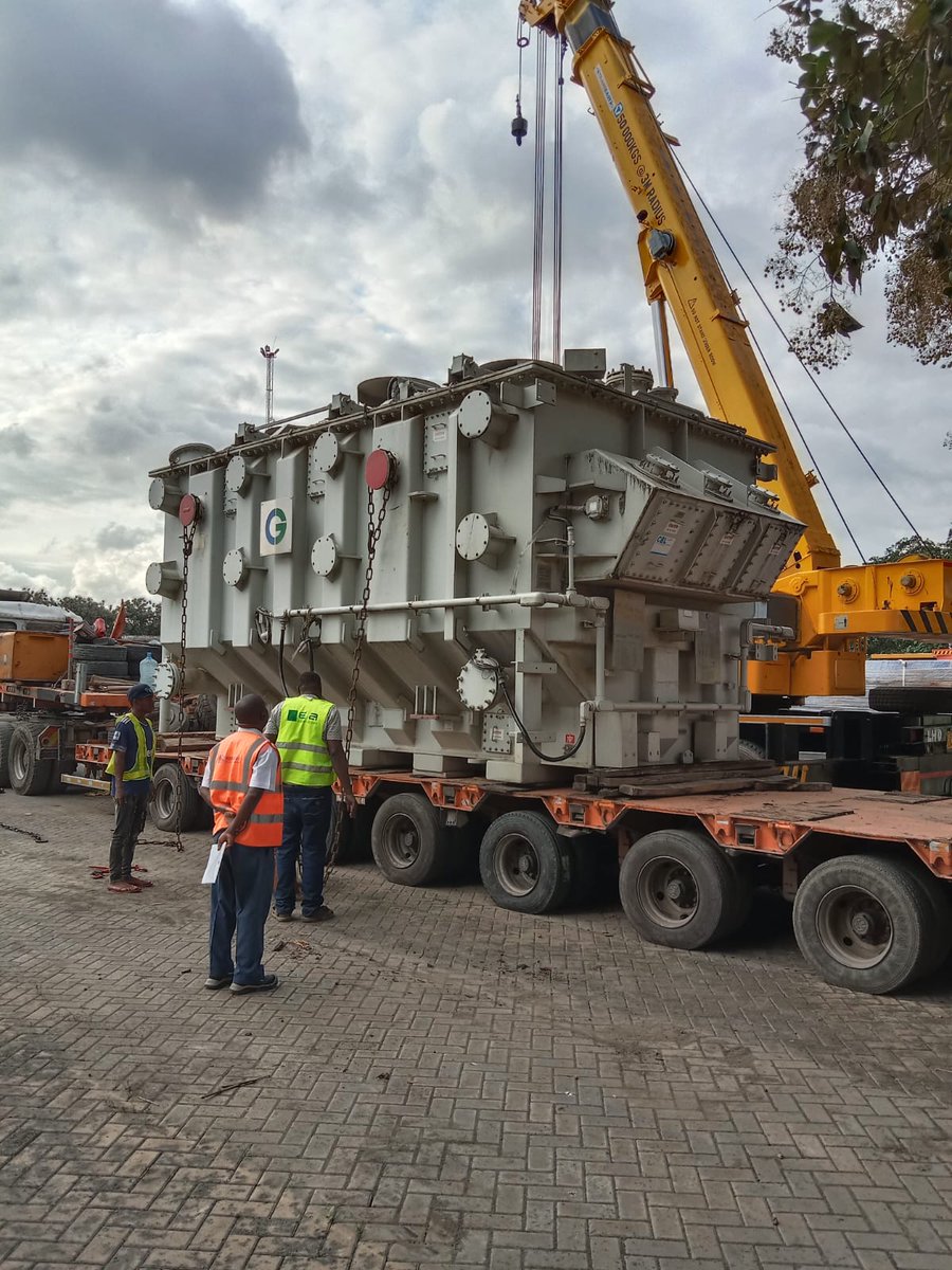 KETRACO1's tweet photo. The 220/132kV 90MVA transformer for Kitale Substation weighs 70 tons while 220/33kV 23MVA transformer for Ortum substation weighs 40 tons.
#BringingTOKTransformersHome #BringingPowerHome #GoingToOrtum #GoingToKitale #KETRACOProjects #TOK #Transformers #ReliablePower #StablePower https://t.co/vx0iUc5cdm