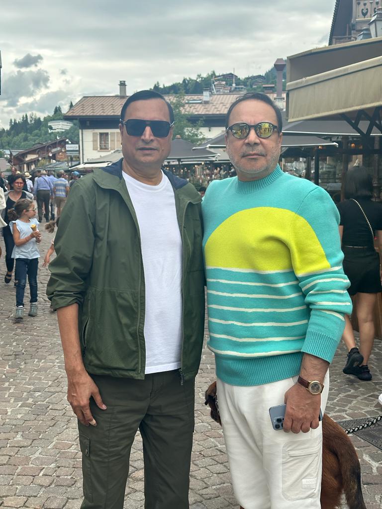 RajatSharmaLive's tweet photo. मेरे दोस्त मुकेश लूथरा को जन्मदिवस की शुभकामनायें. मेरी दुआ है  दोस्त की सेहत अच्छी रहे ,उम्र लंबी हो. और सलामत रहे दोस्ताना हमारा.

"दरिया में यूँ तो होते हैं क़तरे ही क़तरे सब,
क़तरा वही है जिसमें कि दरिया दिखाई दे"

- कृष्ण बिहारी ‘नूर’ https://t.co/vkzpBXpzfo