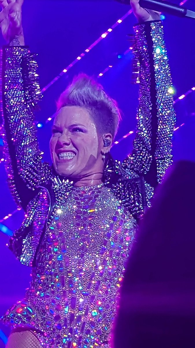 Lu_cia8's tweet photo. @Pink You have to tell me the brand of your make-up so that it can stand up to all your pace. Warszawa 16.07.2023 https://t.co/rFAH3NHPSZ