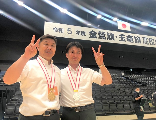 kenyukai_chuo's tweet image. #中央大学剣道部
白石先輩が写真を送ってくれました！！

約470チームが出場した今年の玉竜旗高校剣道大会
優勝は九州学院（監督はH4卒米田敏郎先輩） 
2位は長崎南山（監督はH5卒白石政雄先輩）
ふたりとも、おめでとう！🥹