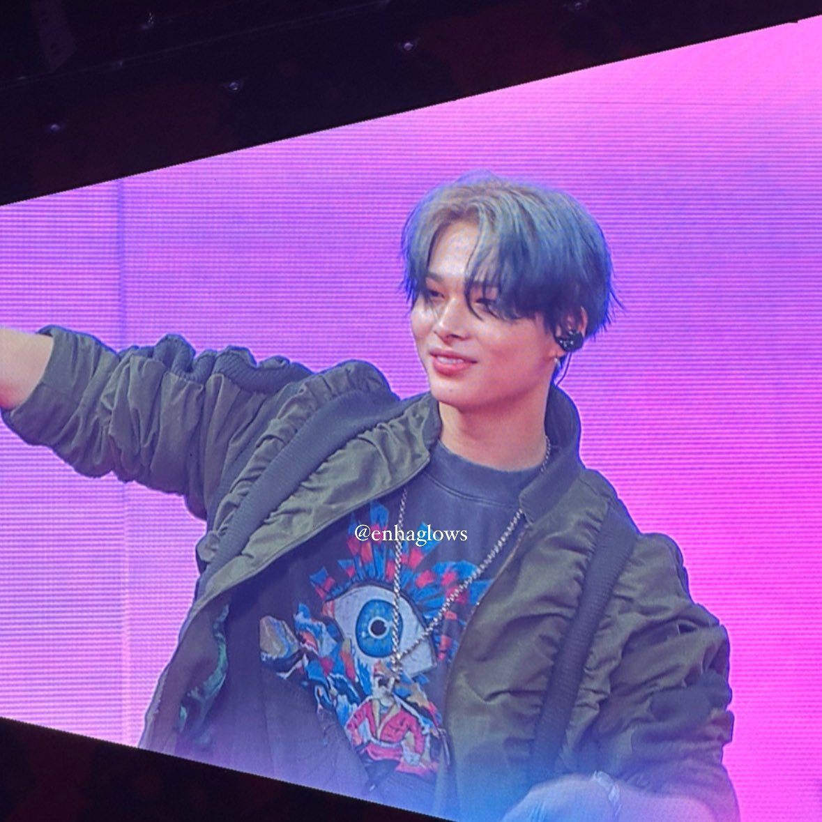 enhaglows's tweet photo. NIKI CHANGED HIS HAIR TOO AAAA 
 #FATE_IN_SEOUL https://t.co/W1v4xYbnlR