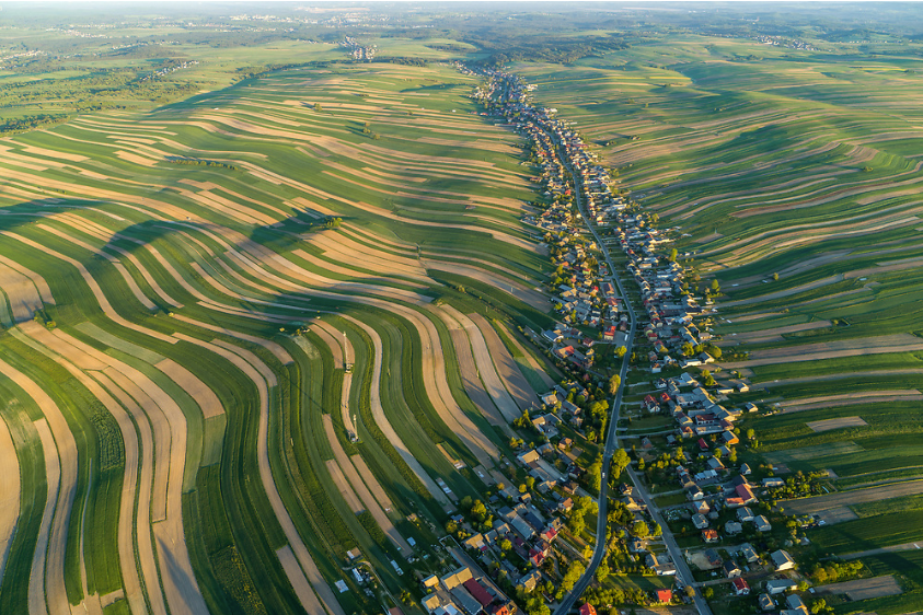 Rainmaker1973's tweet photo. All 6,000 residents of the village of Sułoszowa, Poland, live on the same street, in a narrow stripe of few meters of width

[📹 George Steinmetz: https://t.co/pDUpUGLV2D] https://t.co/0LU80Kcrqb