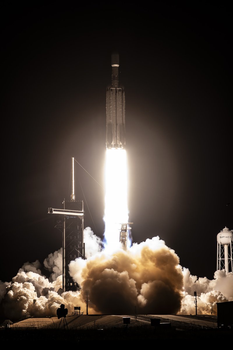 SpaceX's tweet image. Falcon Heavy launches SpaceX’s 250th successful mission overall!