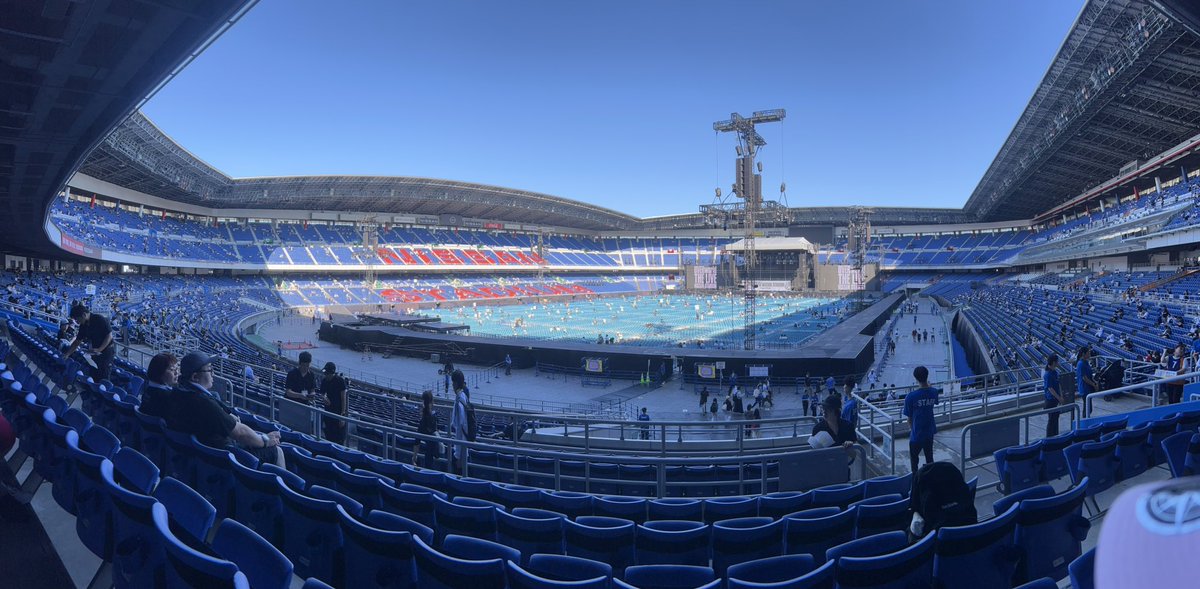 YUUcrew331's tweet photo. 日産スタジアムでか！
もうすぐ始まる☺️ https://t.co/LpGrozAXXm