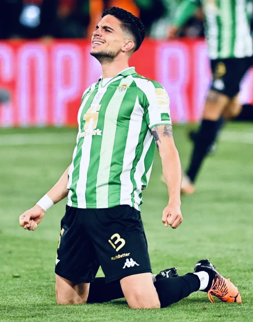 “Cuando el Betis te atrapa, ya no te suelta”. La célebre frase de don Alfonso Jaramillo sigue más vigente que nunca.

“No hay día desde que me marché que no haya echado de menos el Betis. Tuve hasta que silenciar la cuenta del club y los compañeros de la nostalgia que tenía”.