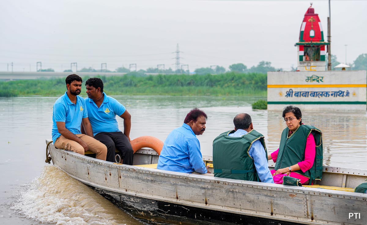 WorldIQApp's tweet photo. "Shocked To Find Out...": Atishi Pulls Up Top Bureaucrat On Flood Relief #worldiq #StayInformed #StayInspired #StayAhead #PulseofNow https://t.co/DsUO3JoeC8 https://t.co/q57LO1yFUP