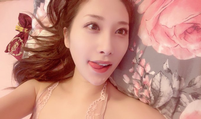シャッターを押したら、 3秒タイマーになっていて  間の抜けた顔が撮れました😛  ぺろ💓  暑いのですぐベッドでごろごろしちゃいますね💦 https://t.co/vXLytZxS7m
