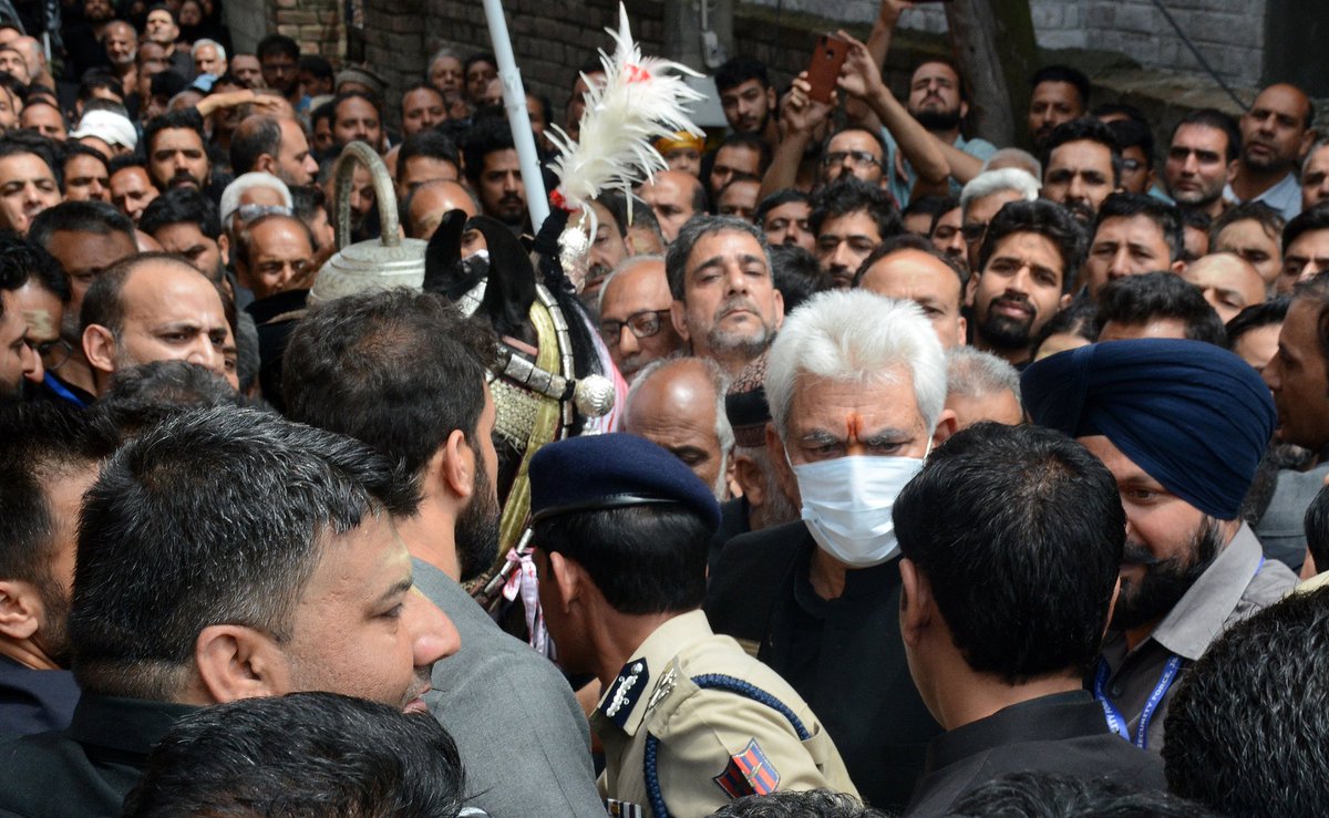 KashmirUpdate1's tweet photo. In Pictures: LG Manoj Sinha accompanied by Divisional Commissioner Kashmir, ADGP Kashmir Zone, DC Sgr, and SSP Sgr paid glowing tributes to Imam Hussain (R.A), distributed refreshments among mourners at Bota Kadal, Srinagar.

.
.
📸Photos © Umar Ganaie 📸 https://t.co/ianipO2XOb