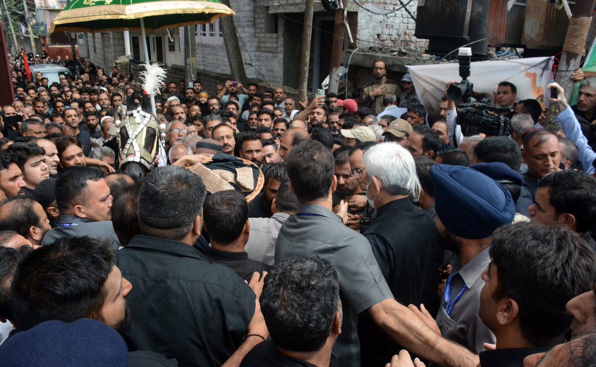 KashmirUpdate1's tweet photo. In Pictures: LG Manoj Sinha accompanied by Divisional Commissioner Kashmir, ADGP Kashmir Zone, DC Sgr, and SSP Sgr paid glowing tributes to Imam Hussain (R.A), distributed refreshments among mourners at Bota Kadal, Srinagar.

.
.
📸Photos © Umar Ganaie 📸 https://t.co/ianipO2XOb
