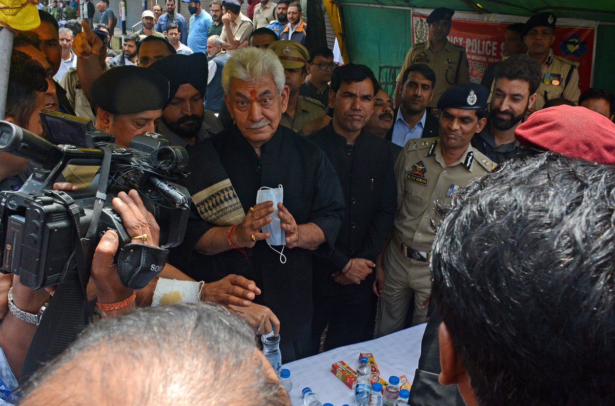 KashmirUpdate1's tweet photo. In Pictures: LG Manoj Sinha accompanied by Divisional Commissioner Kashmir, ADGP Kashmir Zone, DC Sgr, and SSP Sgr paid glowing tributes to Imam Hussain (R.A), distributed refreshments among mourners at Bota Kadal, Srinagar.

.
.
📸Photos © Umar Ganaie 📸 https://t.co/ianipO2XOb