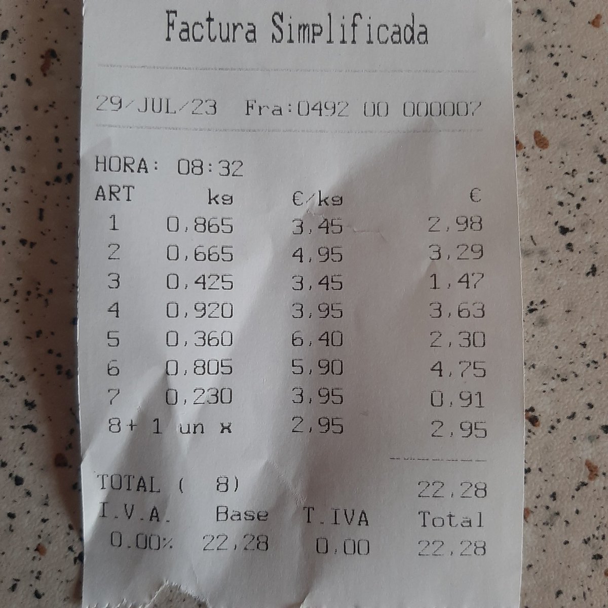 pablosolano's tweet photo. Factura y producto. 22,28€ 
1. Nectarinas
2. Albaricoques
3. Manzanas 
4. Paraguayos
5. Kiwis 
6. Tomata Rosa
7. Pimientos verdes
8. Rabanitos https://t.co/LARcaVeEka
