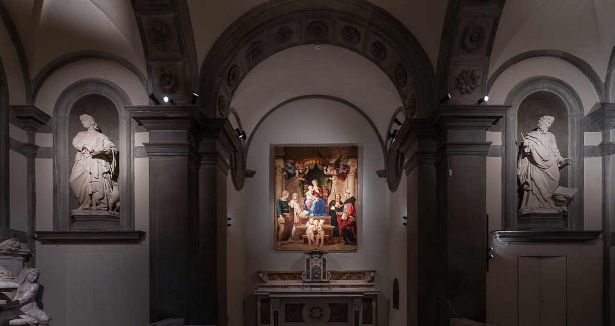 UffiziGalleries's tweet photo. La Madonna del Baldacchino fu commissionata a #Raffaello ai primi del 500. Fu poi collocata dal segretario di Leone X nella cattedrale di Pescia, dove rimase fino al 1697 quando fu comprata dal Gran Principe Ferdinando de'Medici. In prestito eccezionale a Pescia fino al 1 ottobre https://t.co/hw1Y1jRUlA