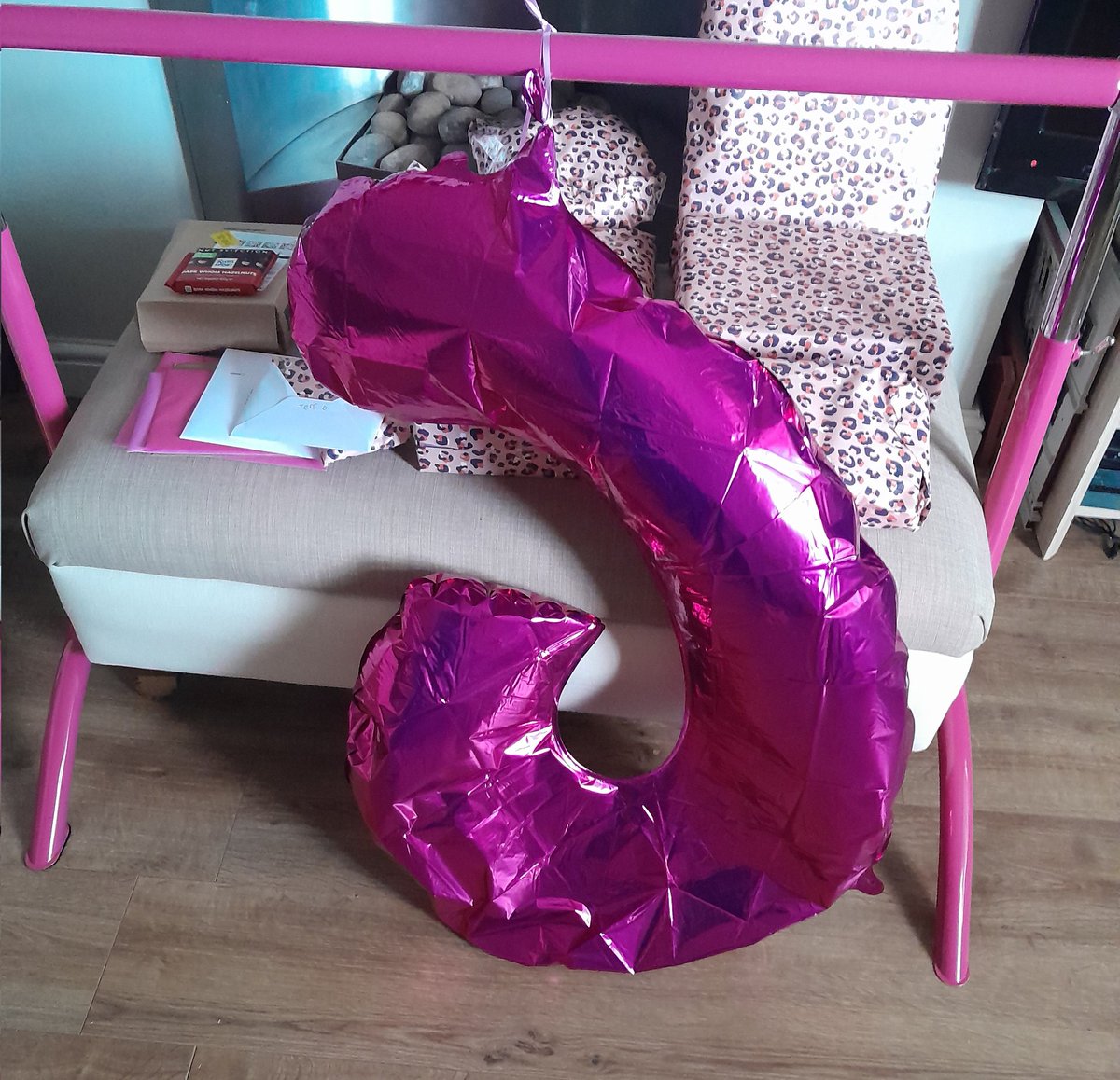 Hooty247's tweet photo. @cardfactoryplc I bought a foil helium balloon just before 7pm yesterday, by 6am today it had completely deflated: surely this isn't right? #notcool https://t.co/GUlTVtWS5w