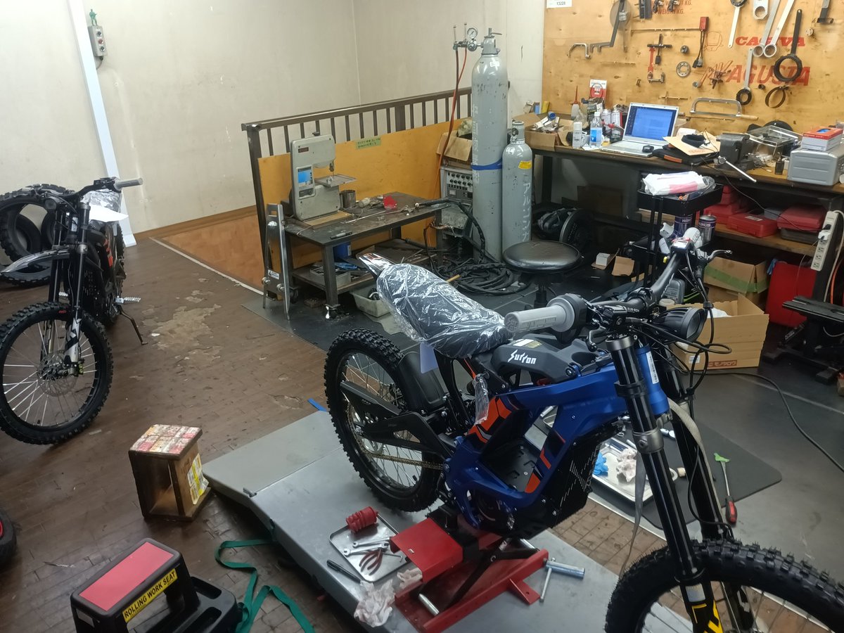 Ural_Hiroshima2's tweet photo. #Surron　#サーロン　#LightBeeX　
は　#電動モトクロッサー　です。
　#ブラシレスモーター　とその　#コントローラー　の、滑らかな　#制御　が良いところ。
　#サーロン　のような、ライダーに対して『違和感がない』制御は難しそうです。実現しているメーカーはすごいですね。 https://t.co/L4WBURTo2m