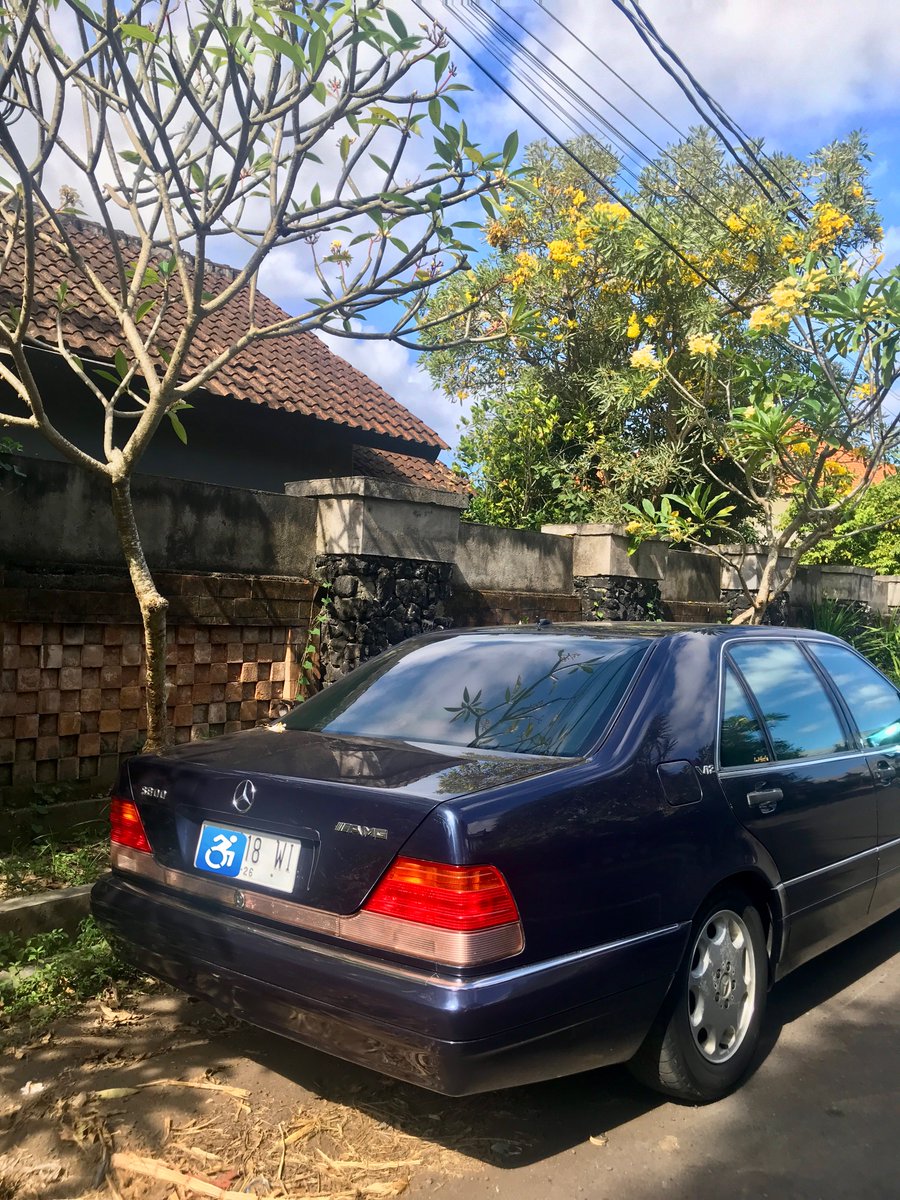 limo tint the V12, double chec the details gotta cross my T’s and dot my I’s or i cant sleep well. millions off of retail once again i prevail.🔵♿️#MercedesBenz #S600 #W140 #AMG #GermanEngineering #SClass #V12