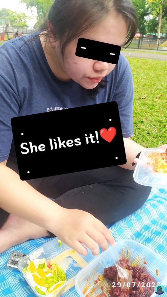 💚 My gf is not in a good mood lately..
So i make foods for her.
Salad + ayam goreng pedas gochujang.
Makan sambil piknik.
She likes it❤️