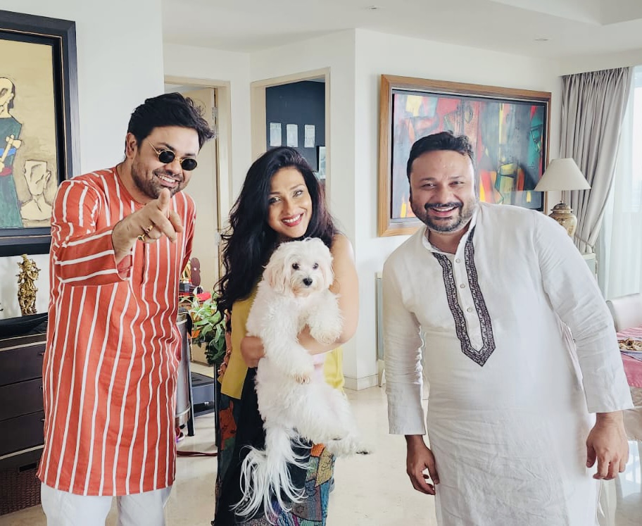 SandSspeaks's tweet photo. An afternoon spent in Singapore at Rituparna Sengupta and Sanjoy Sengupta’s beautiful home.

#sourendrosoumyojit #sands #singapore #rituparnasengupta https://t.co/RH3IDVswB4