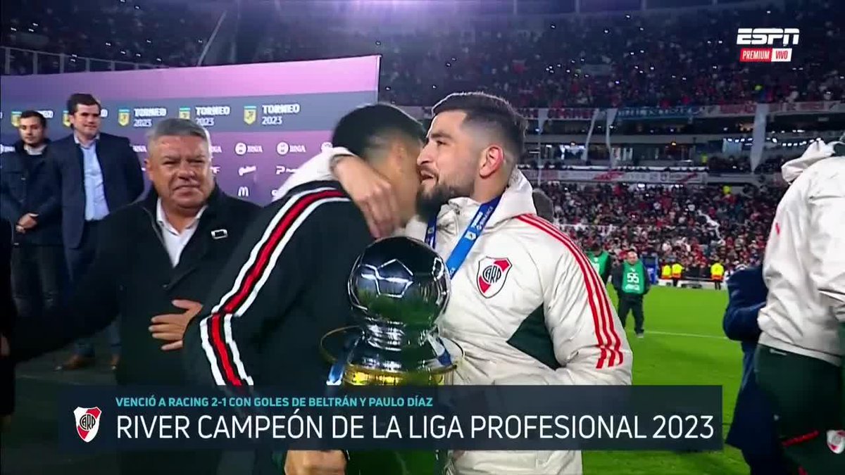 Enzo Pérez le dio el trofeo a Elías Gómez para que lo levante primero. ESTO ES RIVER 👏👏👏