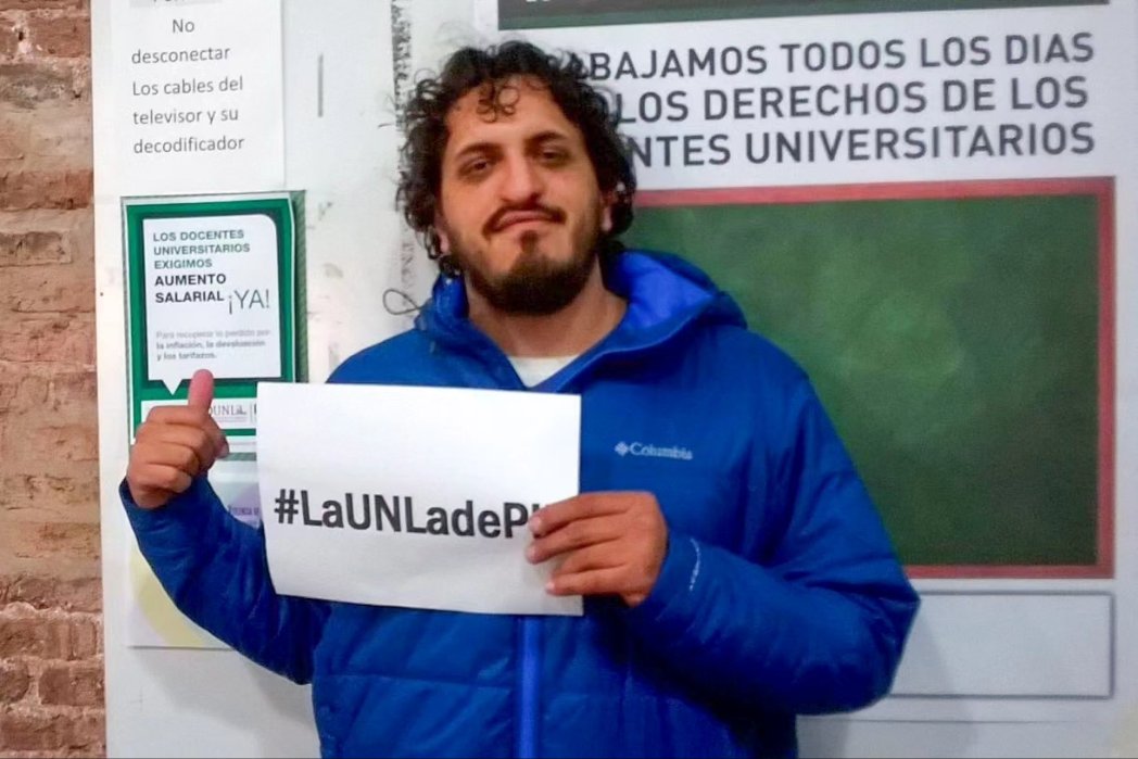 aJulianAlvarez's tweet photo. Juli ha sabido construir en barrios y universidades, transmitiéndonos su amor por Jardín, la UNLa y por cada proyecto que encaraba junto a sus compañeros y compañeras.

Compañero te voy a extrañar, pero tu legado quedará vigente por siempre en todos nosotros, y sobre todo en mi. https://t.co/ltvNPCjNiu