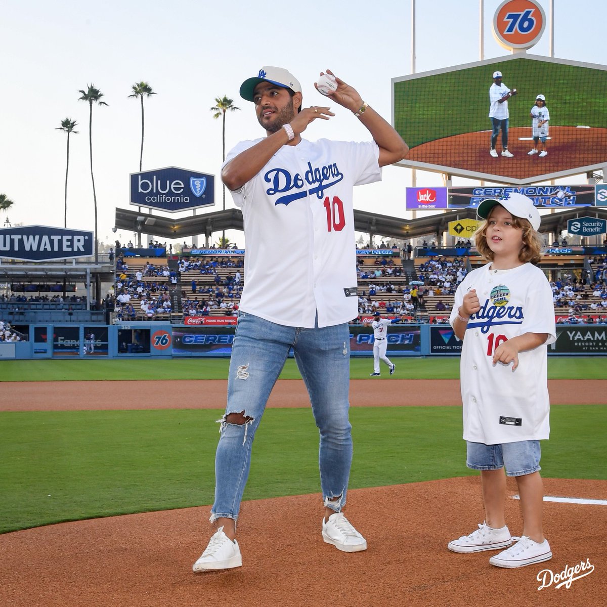 Dodgers's tweet photo. LA love. 

Thanks for stopping by, @11carlosV! https://t.co/EsVYMOJ9zq