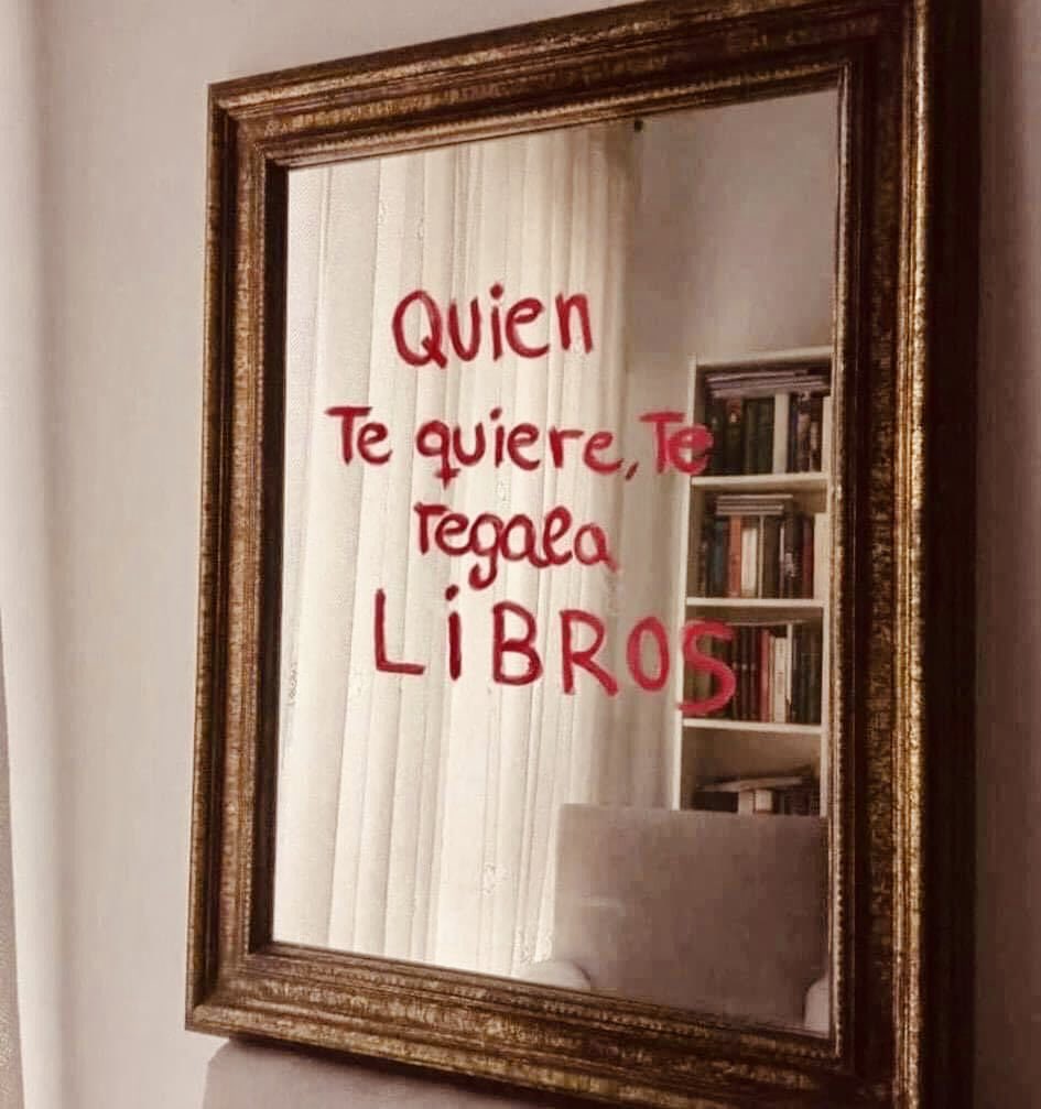 ephyk's tweet photo. Entonces si nos queríamos en esos años, cuando además de otras cosas hablábamos de libros, nos los comprábamos y nos emocionaba ir a buscar en las tiendas alguna joya. https://t.co/ZJB6ojtEYK