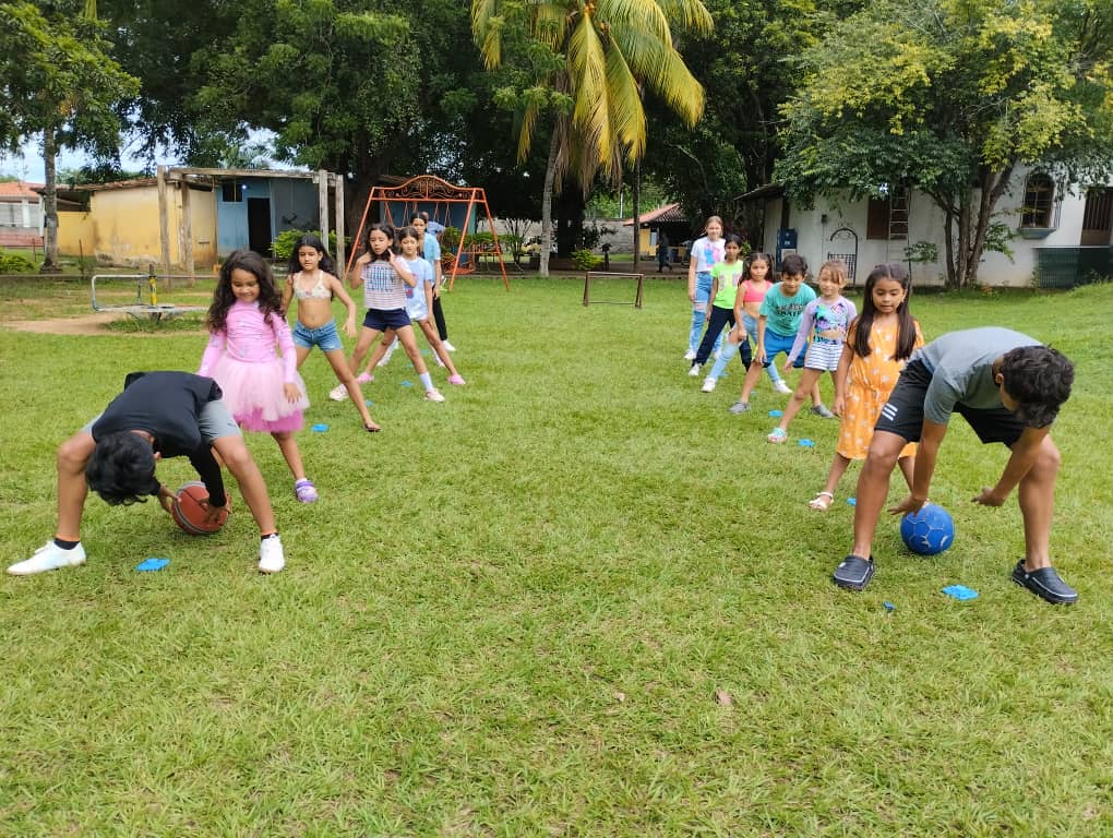 Unefa_Barinas's tweet photo. UNEFA #NúcleoBarinas a través del Equipo de Deportes, desarrolló el Plan Vacacional SocioRecreativo 2023, con la participación de los hijos del personal en actividades deportivas y recreativas, se entregaron Premios, Cotillones de Dulces y degustaron la anhelada Pizza @Unefa_VEN https://t.co/9E6R1lAXWH