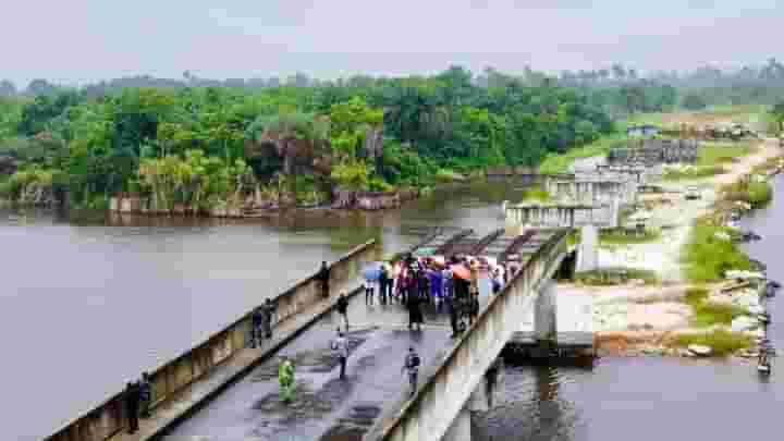 EpelleBright2's tweet photo. Gov. Sim,visited some sites of ongoing projects in Abua-Odual and Emohua LgA which include the long abandoned 240 meter bridge linking Agba-Ndele from Abua, the 8.1 kilometer Abua-Emoh-Iyak-Ighom-Elok in Abua,  to Egbeda to inspect the ongoing construction of the internal roads. https://t.co/tjNWl2FoBY