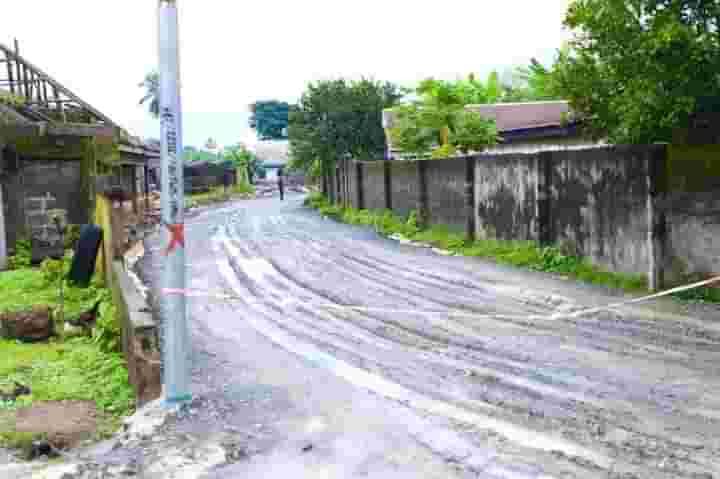 EpelleBright2's tweet photo. Gov. Sim,visited some sites of ongoing projects in Abua-Odual and Emohua LgA which include the long abandoned 240 meter bridge linking Agba-Ndele from Abua, the 8.1 kilometer Abua-Emoh-Iyak-Ighom-Elok in Abua,  to Egbeda to inspect the ongoing construction of the internal roads. https://t.co/tjNWl2FoBY