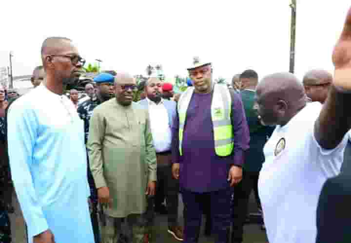EpelleBright2's tweet photo. Gov. Sim,visited some sites of ongoing projects in Abua-Odual and Emohua LgA which include the long abandoned 240 meter bridge linking Agba-Ndele from Abua, the 8.1 kilometer Abua-Emoh-Iyak-Ighom-Elok in Abua,  to Egbeda to inspect the ongoing construction of the internal roads. https://t.co/tjNWl2FoBY