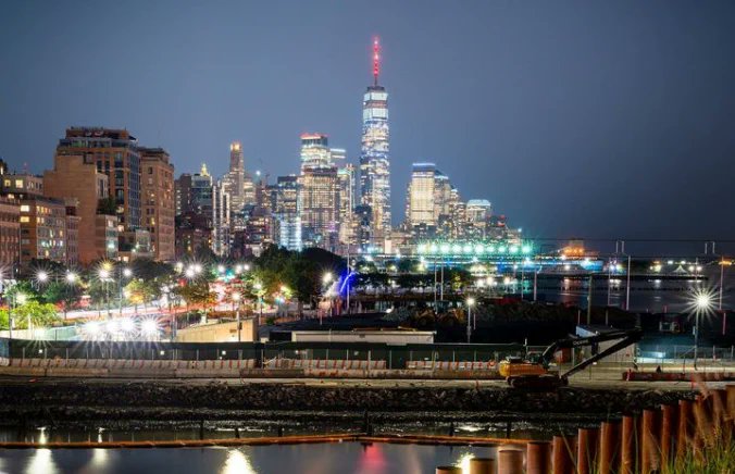 IrisEmily915's tweet photo. The city shines like colorful fireworks splashing down on the earth #nightsca https://t.co/lZMS9L0B2g