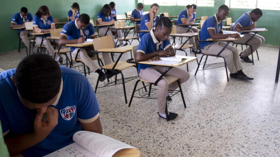 DiarioLibre's tweet photo. 📚 |#EducaciónDL| De los estudiantes extranjeros acogidos en el sistema educativo público 145,106 son haitianos; 9,685 estadounidenses, 7,955 venezolanos; 2,178 españoles; 985 puertorriqueños y 6,276 de otras nacionalidades

🔗https://t.co/2MEH8hz2QH

#DiarioLibre #Minerd https://t.co/xHtmStZyCd
