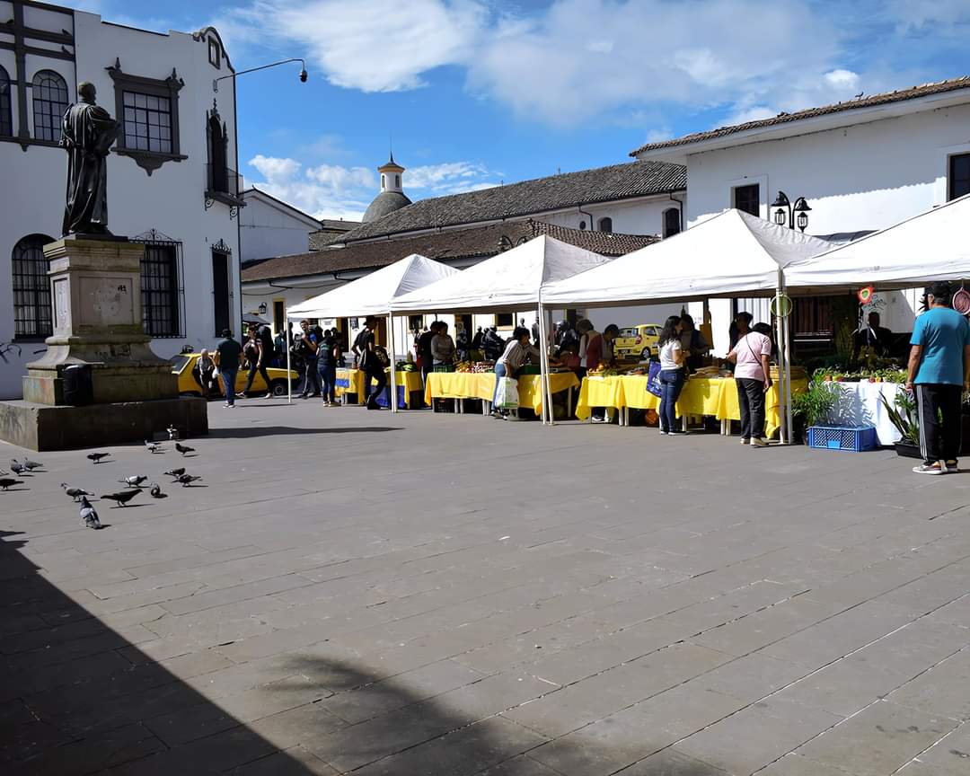 comunicasur1's tweet photo. En Popayán, mercados campesinos apuestan por la soberanía alimentaria. El día de hoy acompañamos los campesinos y campesinas del cauca, en el festival de la cosecha de Popayán.

Con el objetivo de llevar bienestar a los hogares y apoyar los pequeños productores. https://t.co/d05JVyioaR