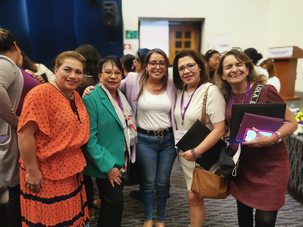 El día de hoy integrantes de #50más1 estuvimos presentes en el "Encuentro de Comunicación No Sexista" con integrantes de OSC, colectivas y fundaciones impartido por la legisladora #MarthaTagle  y organizado x @IgualdadGobPue
¡Enhorabuena! 
💜🎙📣🎥💜📰🖋
#UnidasSomosMásFuertes