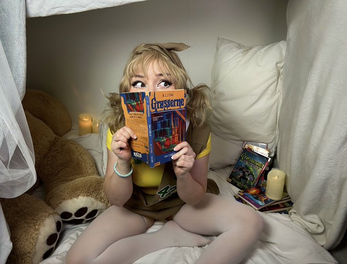 I decided to build my own pillowfort, because it&rsquo;s raining outside.  ⛺️  And I&rsquo;m reading &laquo;goosebumps&raquo;