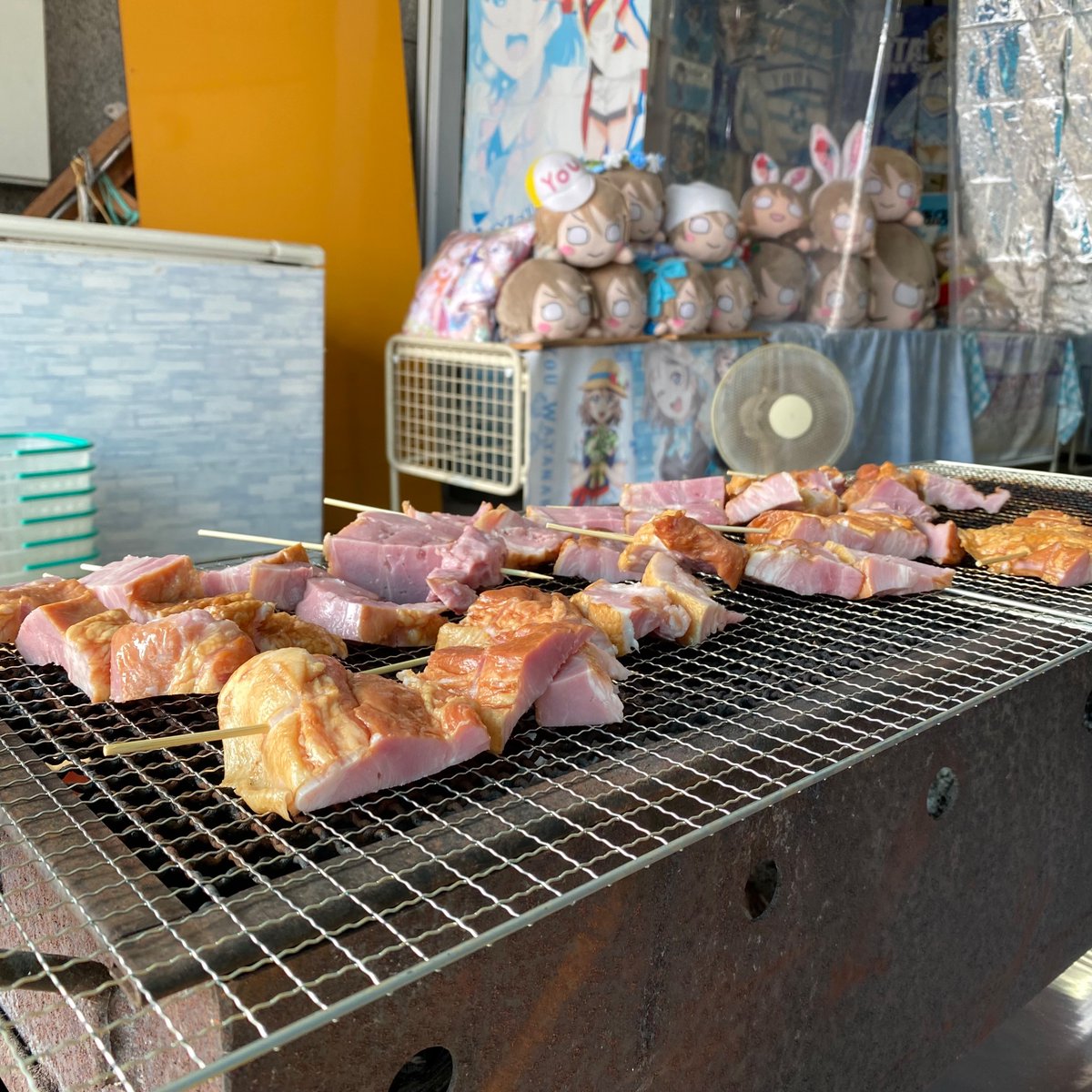 パワー「うまぁうまぁ 無事に特車団扇を上納奉ってきました ついでにご馳走ハイパワー注入 」|サニサニ屋ファクトリーのイラスト