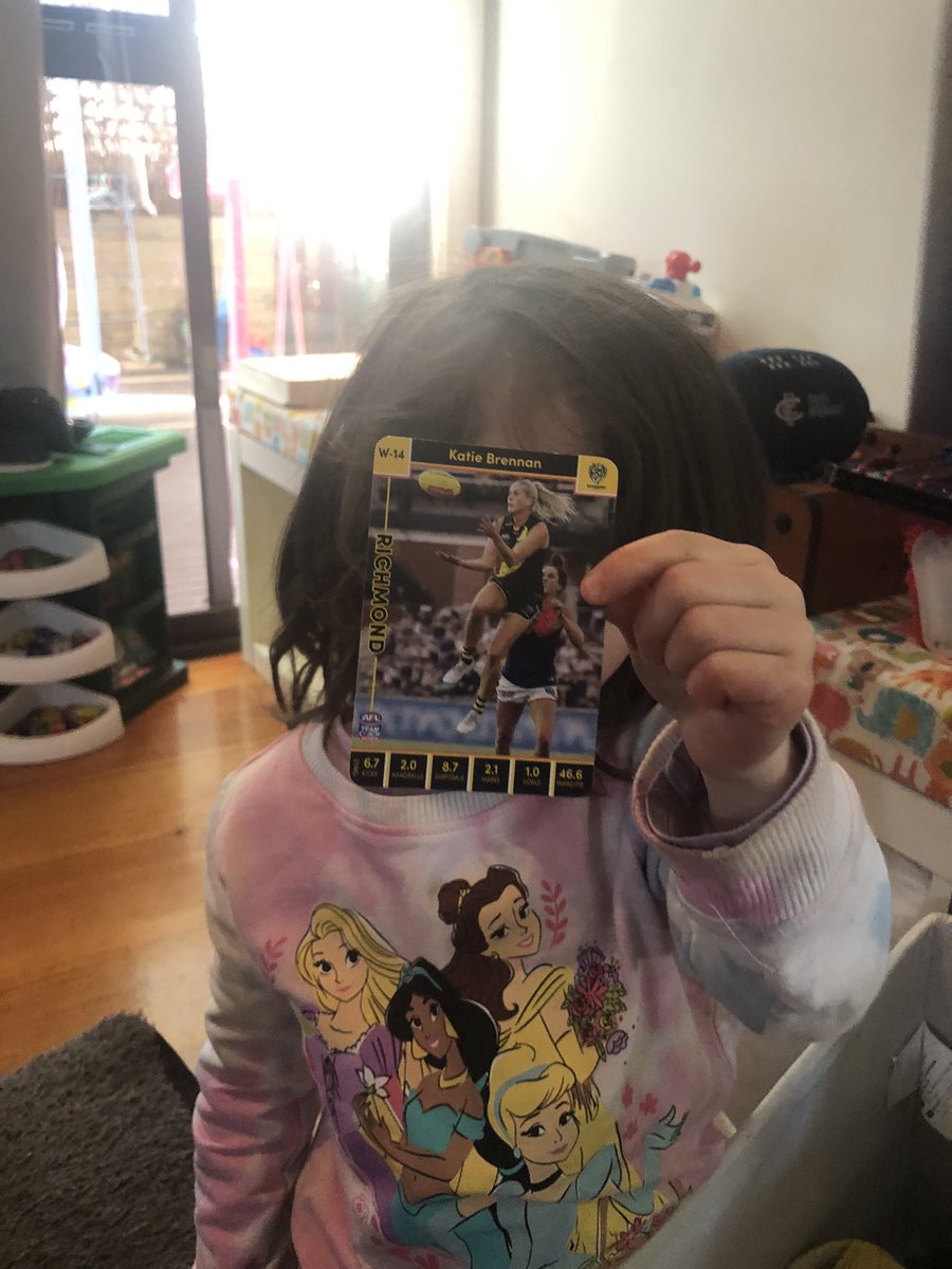 Draggaz22's tweet photo. Anyone know if you can buy @aflwomens footy cards? Bought two packets of footy cards yesterday for Jazzy, 16 cards in total, fifteen blokes, only one girl? #CantBeWhatYouCantSee 👧🏻 https://t.co/xBaNUjlNwC
