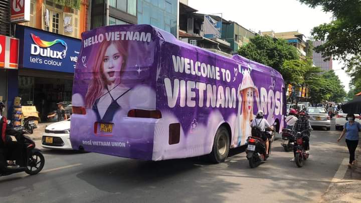 fwr_vn's tweet photo. Xe bus "WELCOME TO VIETNAM ROSÉ" đang bon bon trên đường phố Hà Nội

Project by @RoseGold_VN @formychaeng @BEHIEN0211 &amp; V-Fansés
블랙핑크 로제 #ROSÉ #로제 #BLACKPINK https://t.co/VH78U7A8Vs