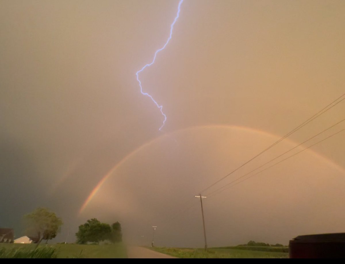 kariredjay's tweet photo. Intense lightning on the drive to Manchester. #iawx @NStewCBS2 @WXSchnack @StormHour https://t.co/8PK6xwA9NN