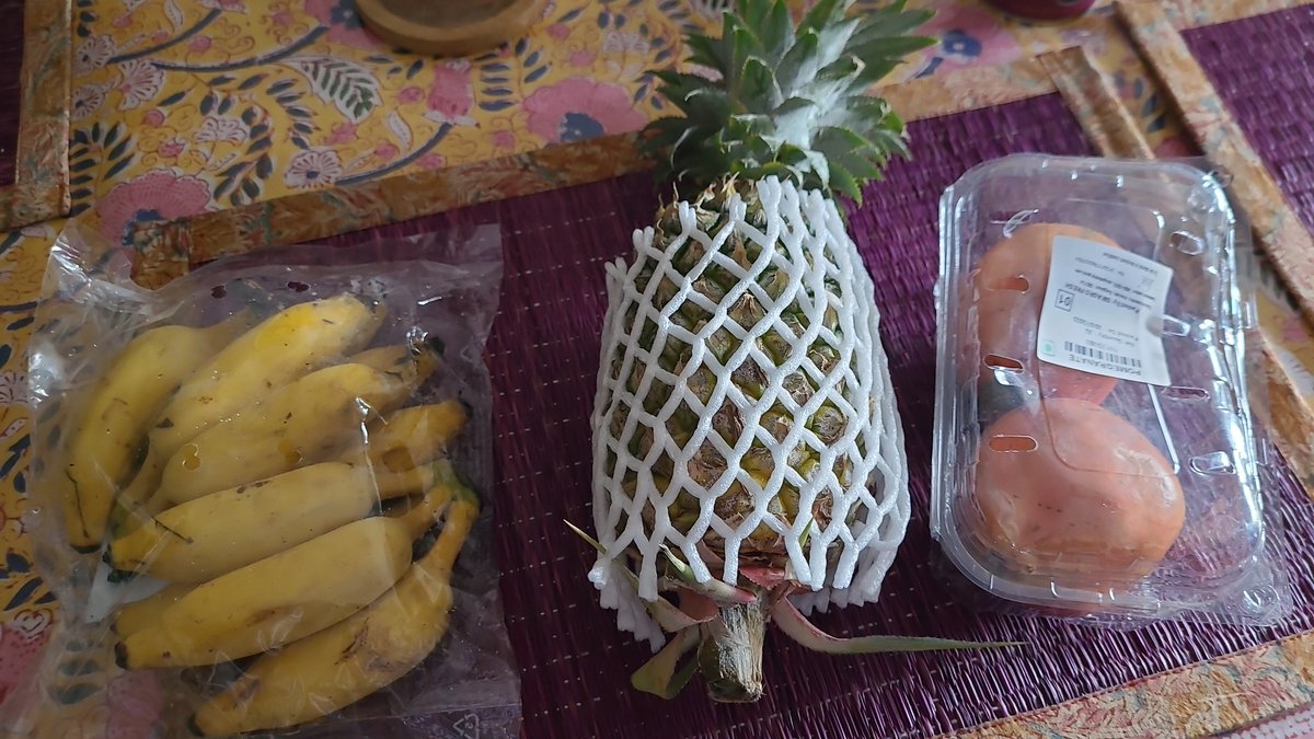 SocEntButterfly's tweet photo. Dear @ZeptoNow this is horrifying. You don't need plastic bags for bananas. Fruits have their own, nature-endowed packaging. Doing this  and then asking if no bags are needed, is faux virtue signalling #plasticpollution https://t.co/lh6hbYQHS2