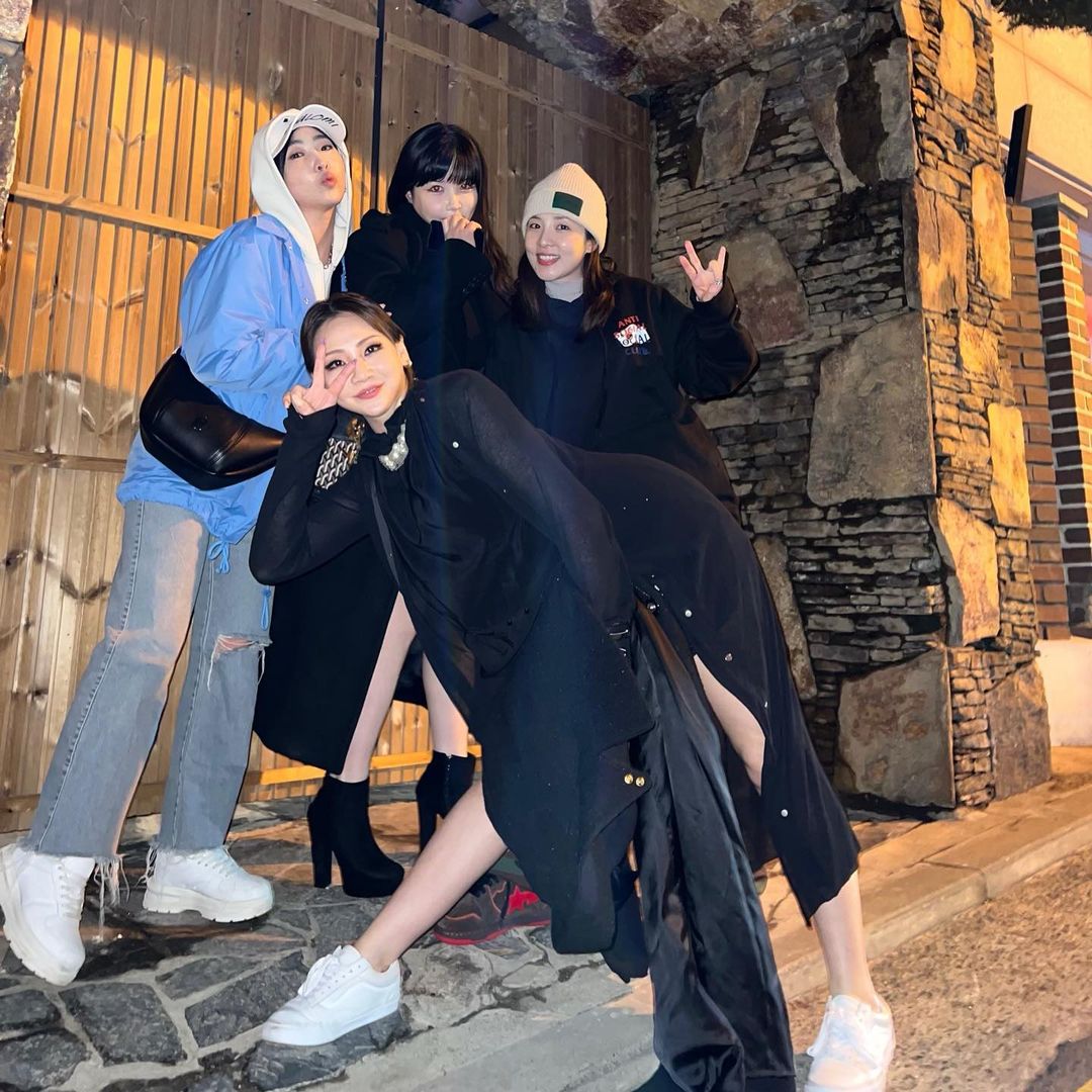 4Usion's tweet photo. We've finally been able to purchase our account from our old label! Think we will take it from here. 
- C, S, L &amp; V

#NewProfilePic https://t.co/YgxE43wYuG