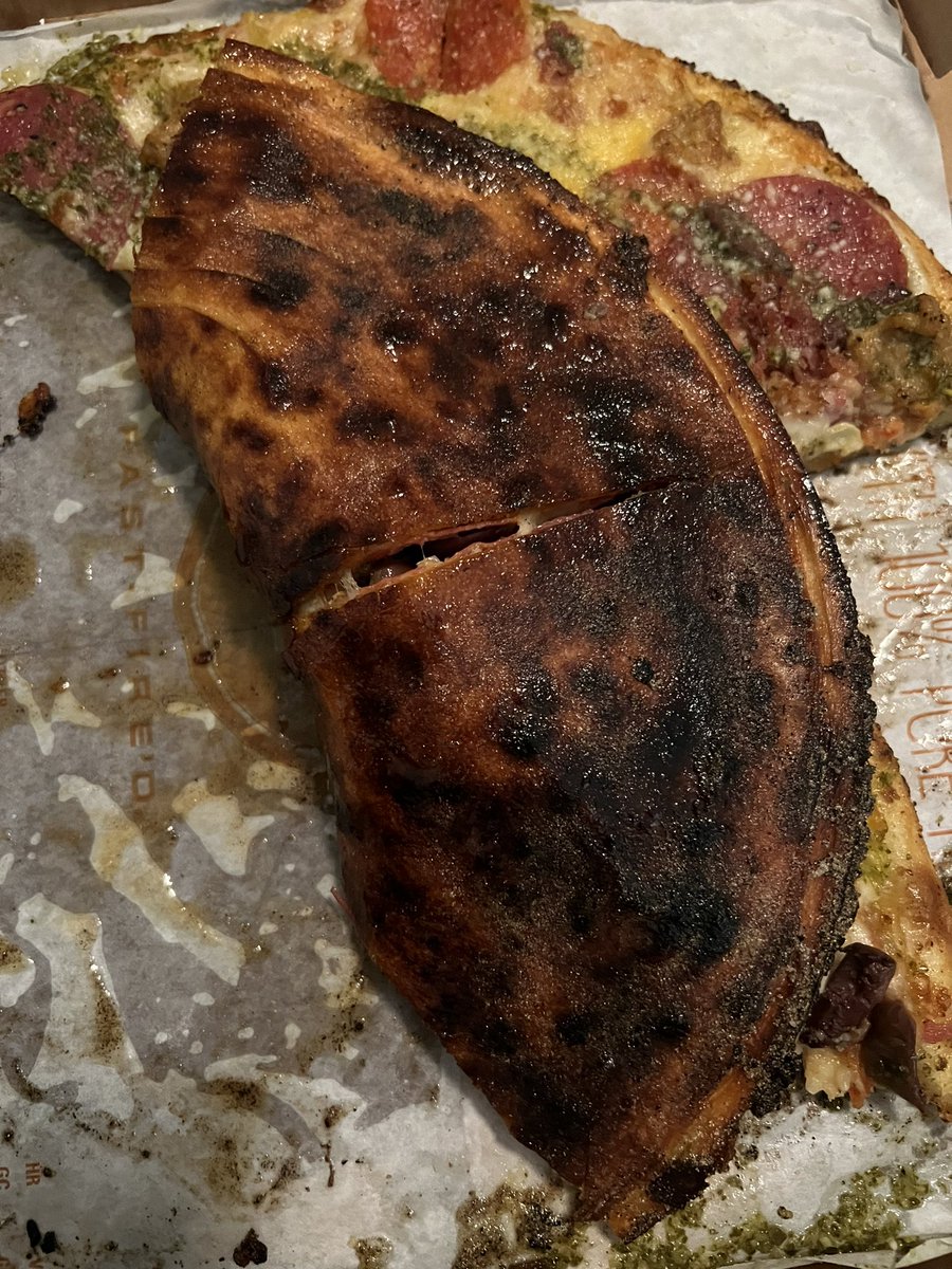 BesoSani's tweet photo. @BlazePizza Mmm burned pizza again, why do they keep doing this here?! 🤬 #pizza 🍕 #BlazePizza https://t.co/niegGjDMH8