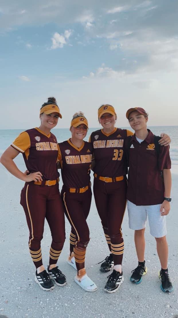 juliabice10's tweet photo. Only some of the best moments in my life, with many more to come! @CMUSoftball @CMUAthletics 🤍🔥⬆️ https://t.co/2dmCAvtBZw